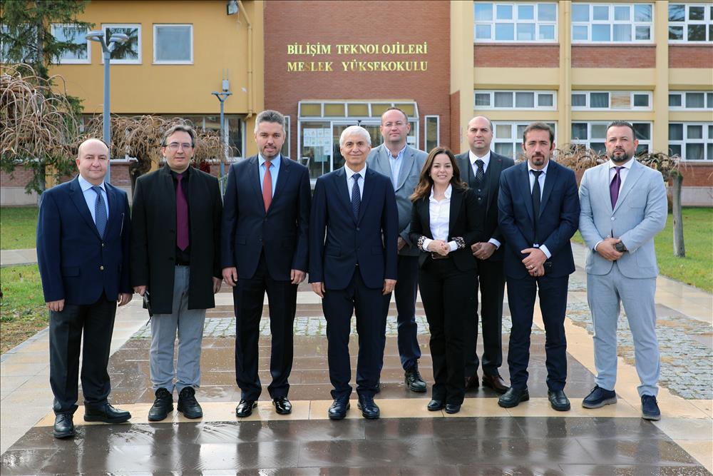 Sayın Rektörümüz Prof. Dr. Adnan Özcan, Meslek yüksekokulumuzu ziyaret ederek birim yönetimiyle görüştü.